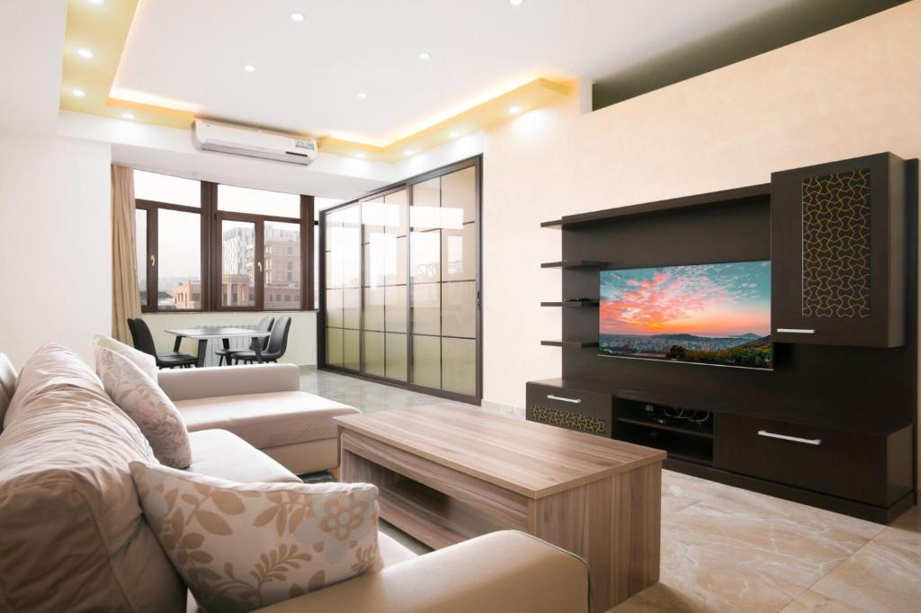 Μια τηλεόραση ή/και κέντρο ψυχαγωγίας στο Stylish 2 Bedroom! Heart of city