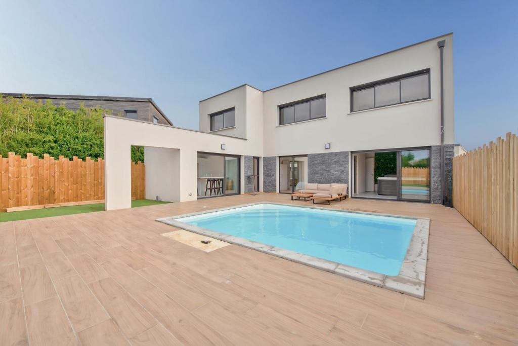 Πισίνα στο ή κοντά στο Villa pour 9 - Piscine chauffée - Jacuzzi