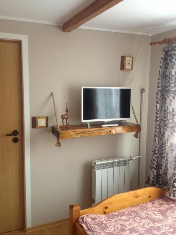 Televízia a/alebo spoločenská miestnosť v ubytovaní BaletyuKatany