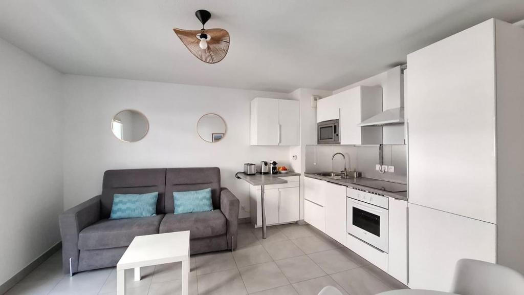 a living room with a couch and a kitchen at Beautiful 43m2 with two double beds everything nearby in Nice