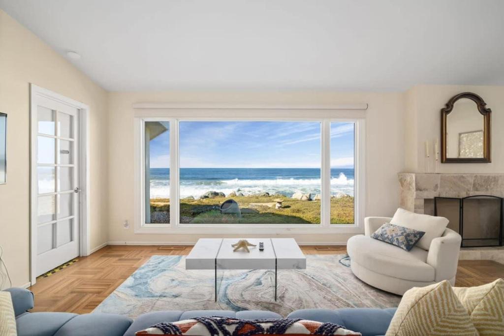 ein Wohnzimmer mit Blick auf das Meer in der Unterkunft @ Marbella Lane - Oceanfront w/ unobstructed views!! in Pacifica