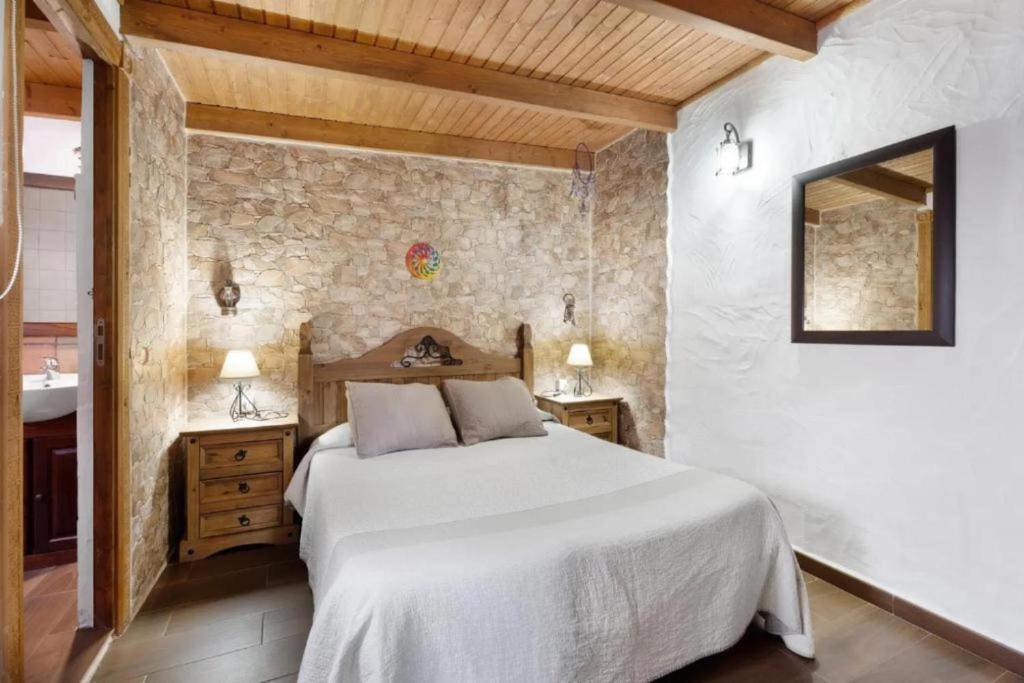 een slaapkamer met een wit bed en een wastafel bij Apartamento en El Hierro comodo y con Estilo in Tesbabo