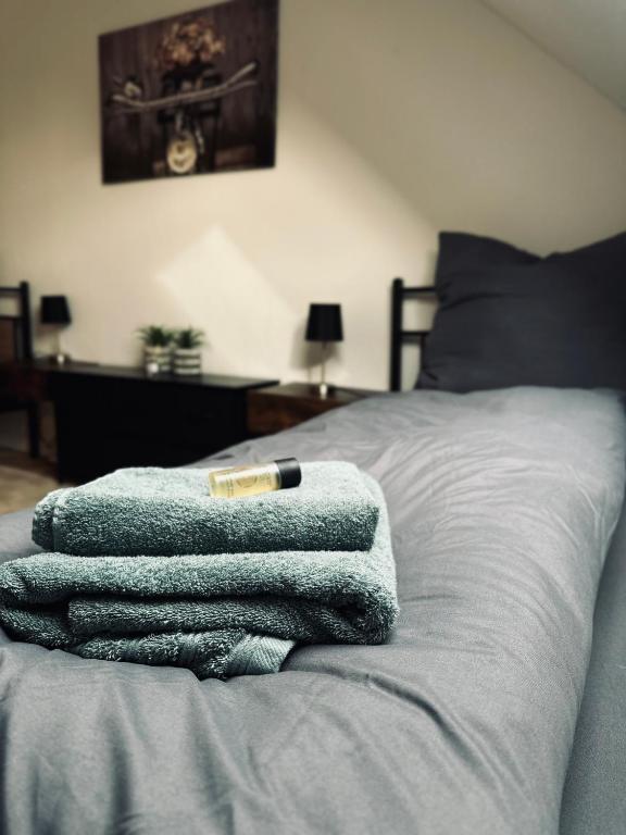 a pile of towels sitting on top of a bed at Gemütliche, frisch renovierte Monteur-& Ferienwohnung in Egeln in Egeln
