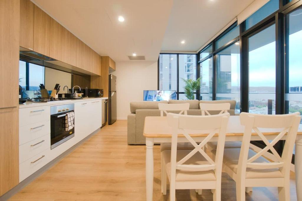 City View 2BR Apt with Pool Gym Steam & Sauna