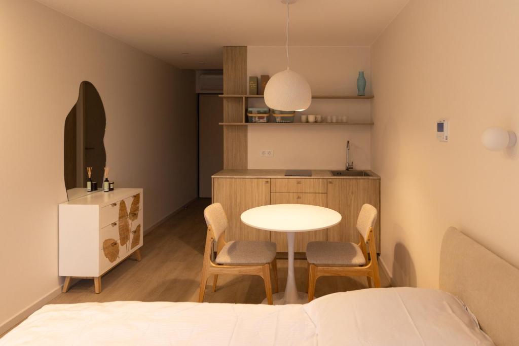 Postel nebo postele na pokoji v ubytování Wave 21 Nida Self Check-In Apartment