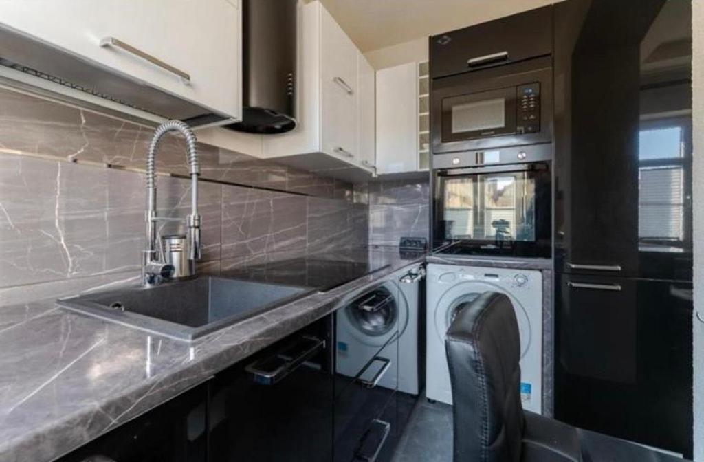 Kuchyň nebo kuchyňský kout v ubytování Apartament EverySky Plac Ratuszowy Ale Antresola