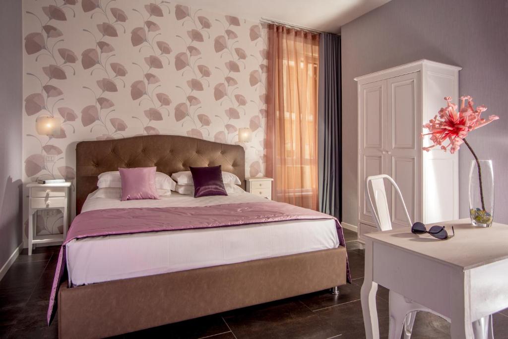 a bedroom with a large bed and a table at Rome Visits in Rome