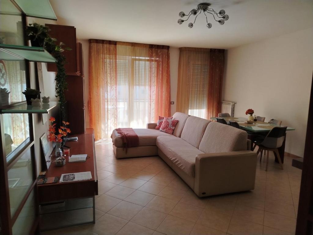a living room with a couch and a table at Casa Malignani in Lunghezza