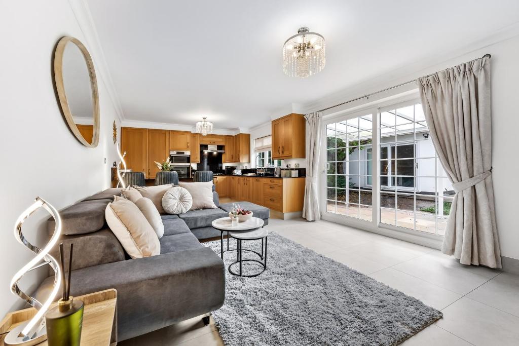 una sala de estar con un sofá y una mesa en The Ridge Residence - Luxury 4 Bed Near Warner Bro Studios With Parking, en Leavesden Green
