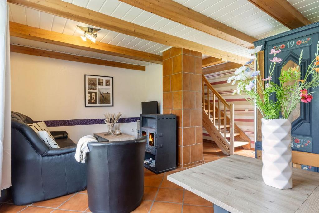 un salon avec un canapé et une table dans l'établissement Holunder, à Westermarkelsdorf