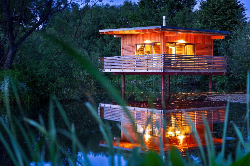 Κήπος έξω από το TinyHousebeiDresden Über dem Wasser schwebendes winziges Häuschen Nähe Dresden Sächsische Schweiz