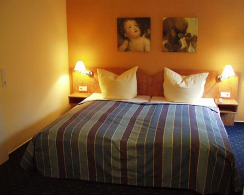 Postel nebo postele na pokoji v ubytování Hotel Perler Hof