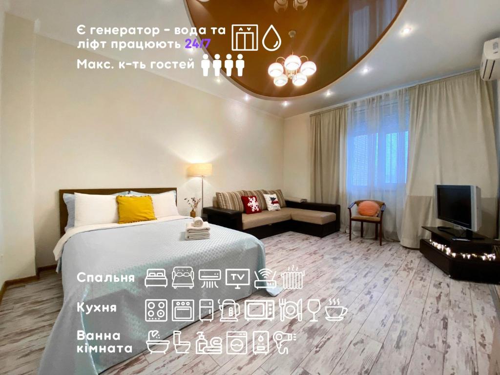 ein Hotelzimmer mit einem Bett und einem Fernseher in der Unterkunft Чарівна, простора квартира в 2хв від МВЦ, Лівобережна in Kiew