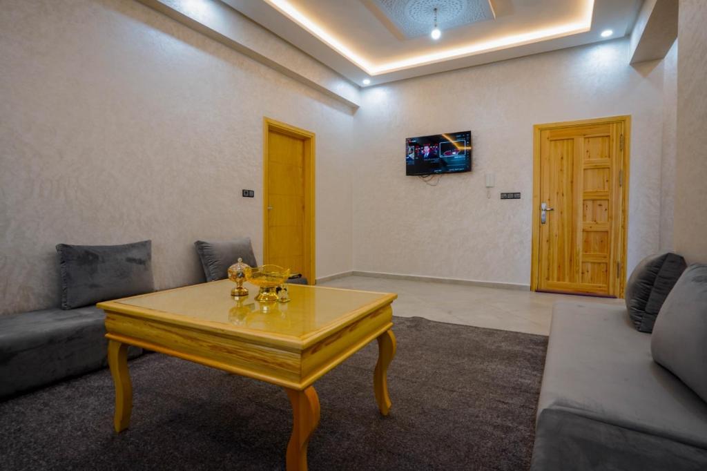 een woonkamer met een salontafel en een bank bij Residence Fakir in Dakhla