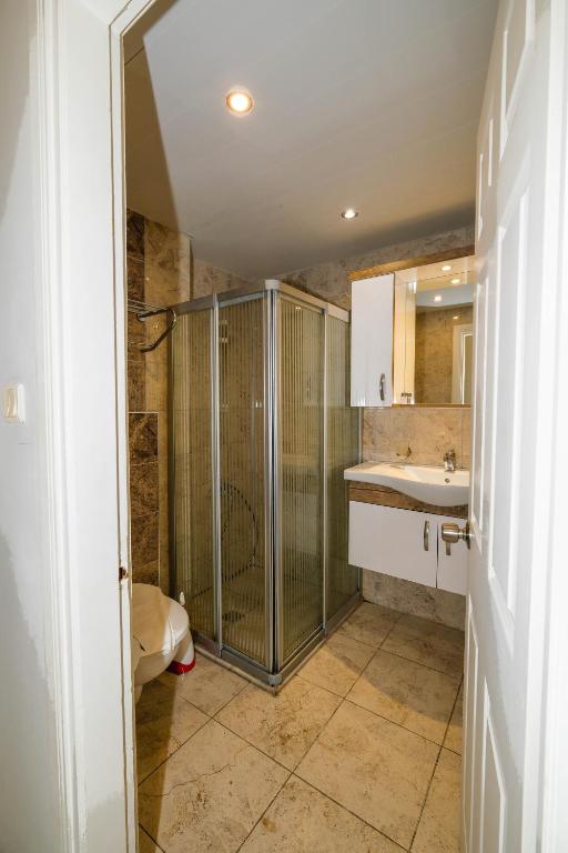 Cleopatra King Apart - 12