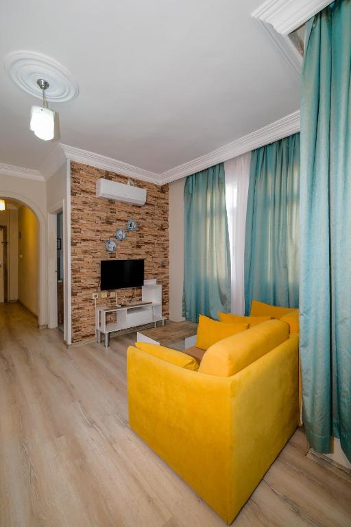 Cleopatra King Apart - 15