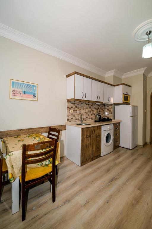 Cleopatra King Apart - 17