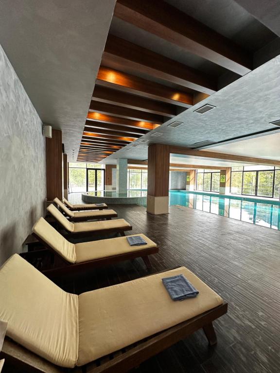 Luxury Residence Likani في بورجومي: غرفة بأربعة أسرة وحمام سباحة