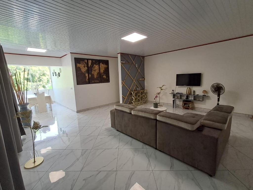 TV a/nebo společenská místnost v ubytování La villa aux 4 palmiers