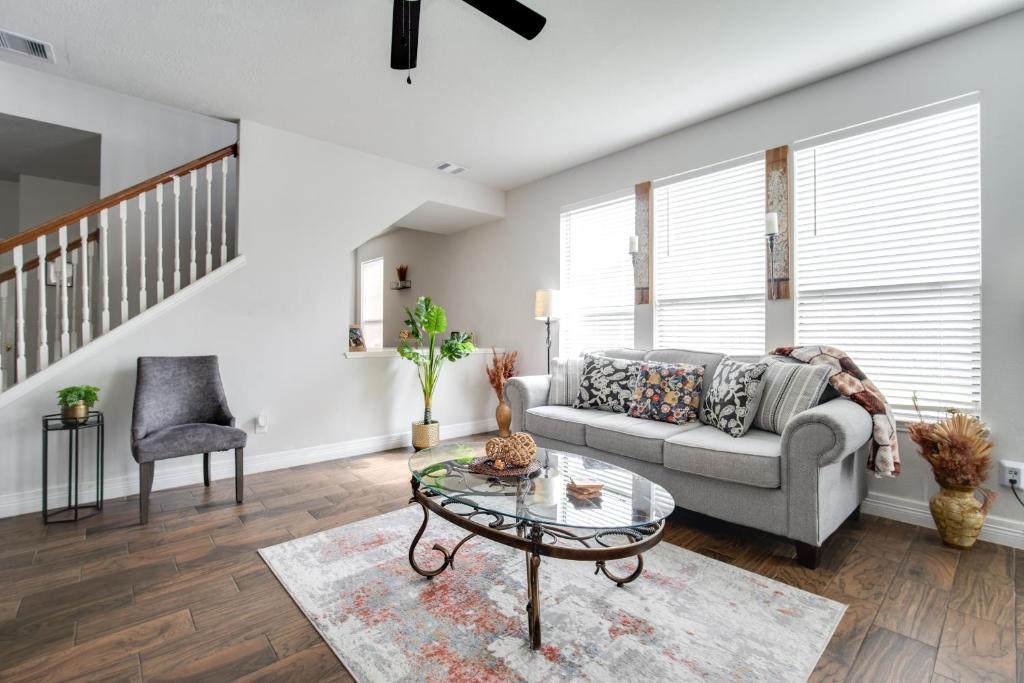 Photo inspiration: Gallery Detail: Fabulous Stylish 4Br W Pool Table And Space To Chill