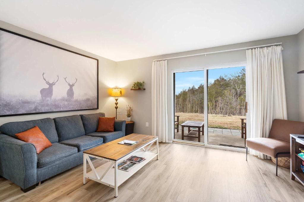 Posezení v ubytování Woodlands Getaway - The Very Best of Branson! Downstairs unit - 17 stairs