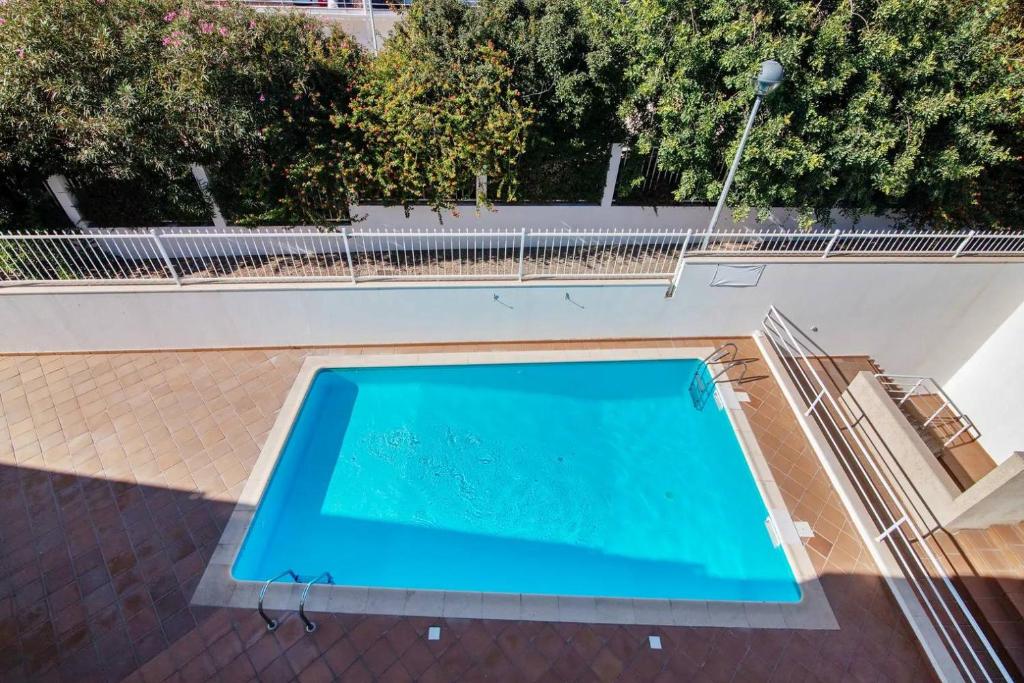 eine Draufsicht auf ein Schwimmbad in der Unterkunft Apartamento T1 Santa Luzia 2D in Santa Luzia
