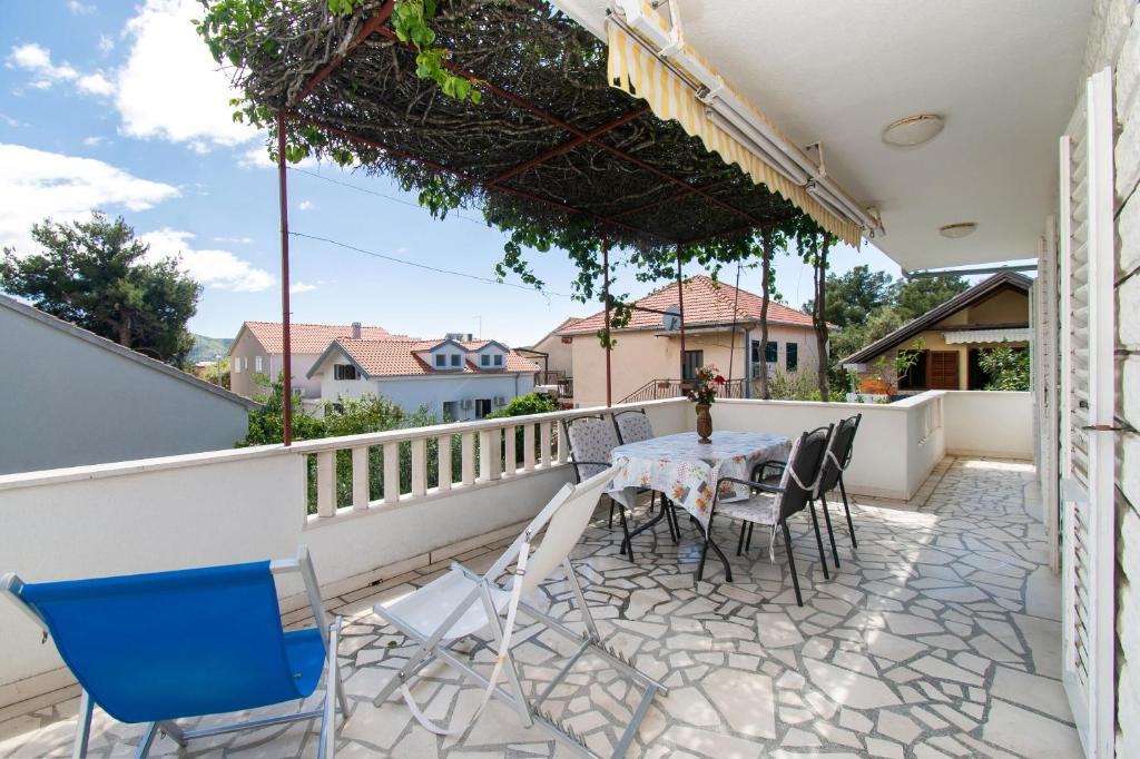 a patio with a table and chairs on a balcony at Apartments Holiday Žaborić in Zaboric
