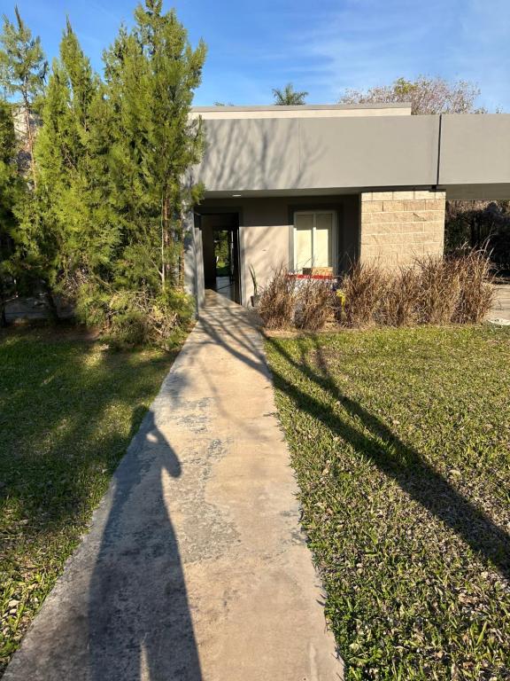 ein Schatten einer Person, die vor einem Haus steht in der Unterkunft Aranduroga in Corrientes