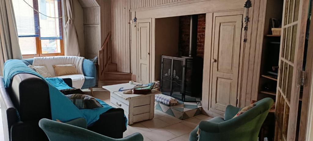 a living room with a couch and two chairs at Aux 10 Ponts Maison spacieuse et conviviale au bord de la Somme la mer à 30 min 6 personnes in Pont-Rémy