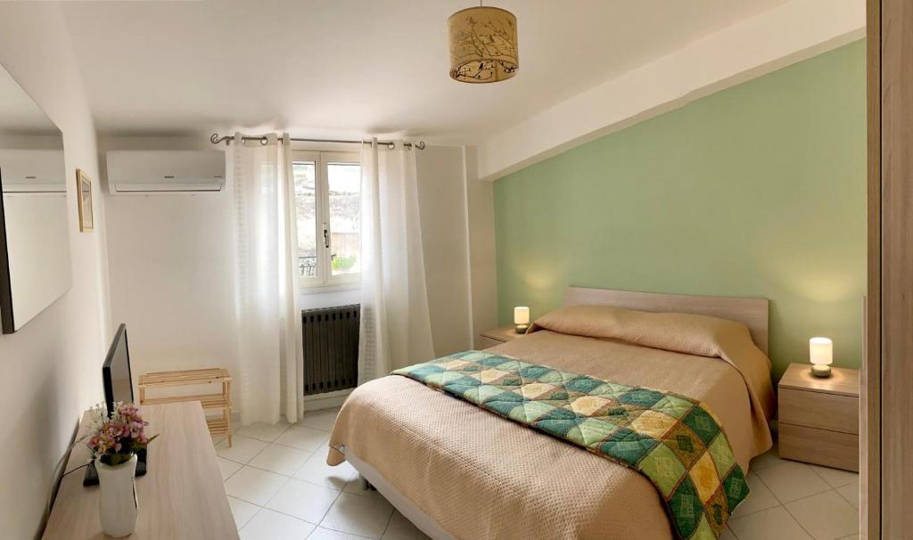 una camera da letto con un letto e una finestra di Casetta in piazza a Palazzo Adriano