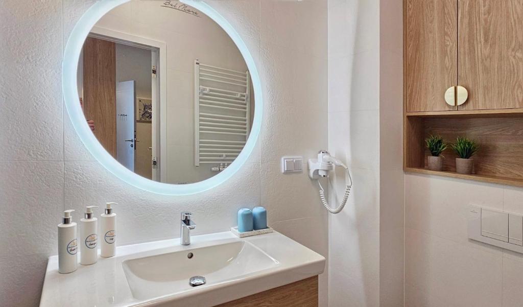 une salle de bain avec un lavabo et un miroir dans l'établissement HolidayHomePL Bel Mare F540 z balkonem, à Międzyzdroje