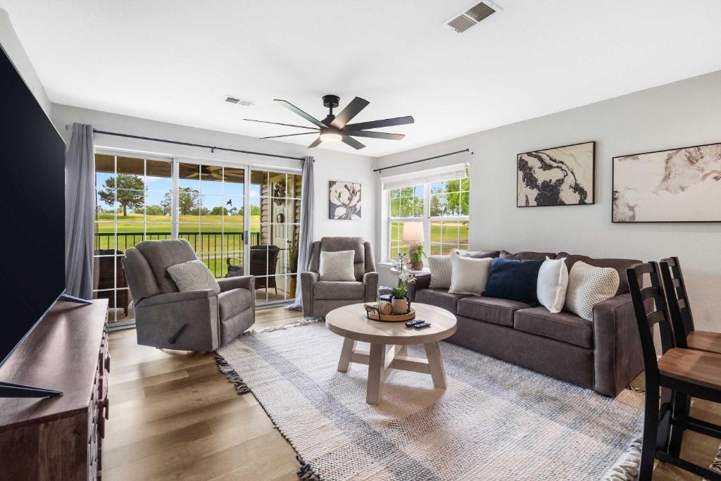 A seating area at Catch the Sunrise - Branson Mo - Holiday Hills - 2bd Condo