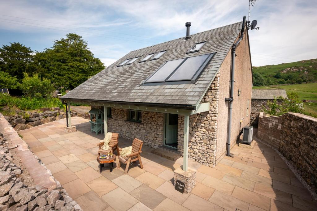 une image d'une maison avec un toit solaire dans l'établissement Ellenboro House, Cosy Sleeps 2, Near Cartmel, à Grange-over-Sands