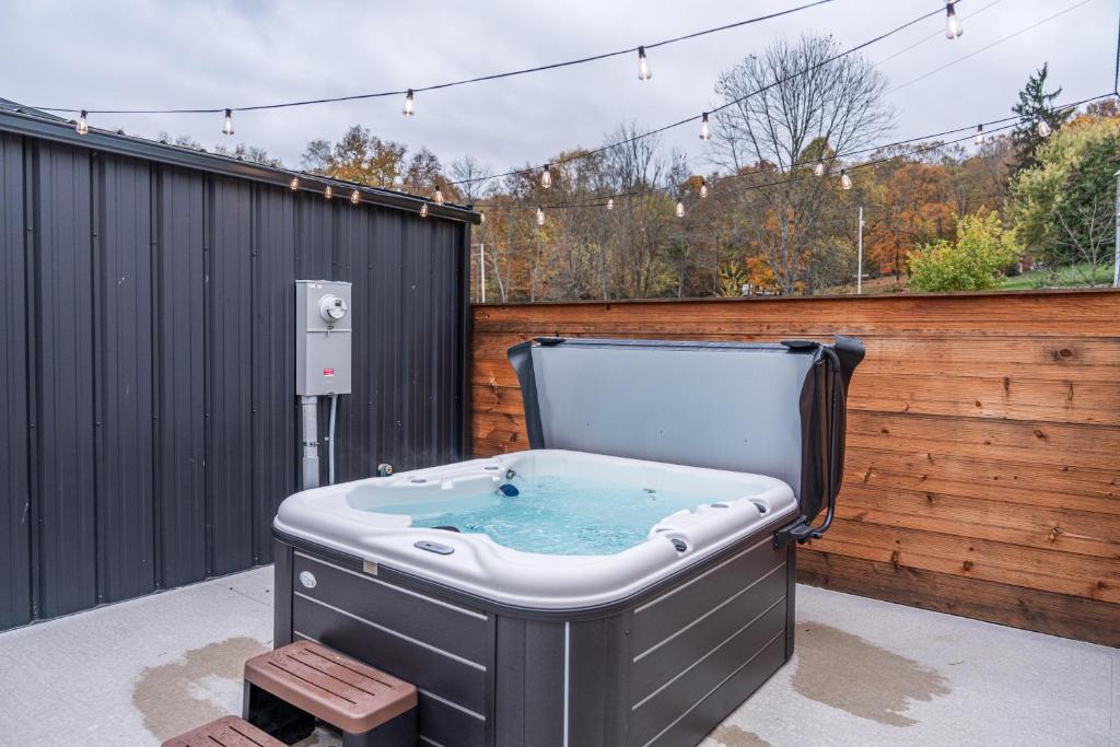 a jacuzzi tub sitting on a patio at Ravenwood in Killbuck