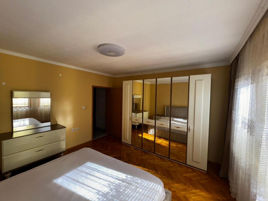 Ένα ή περισσότερα κρεβάτια σε δωμάτιο στο Holiday home Mitrovicë