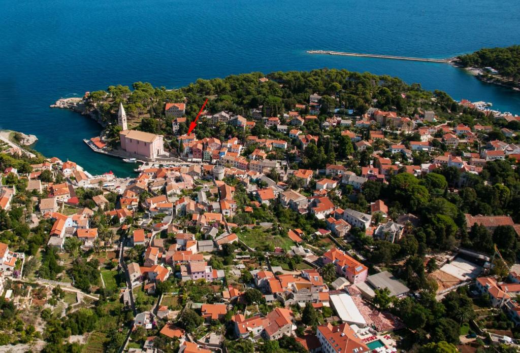 widok z powietrza na małe miasteczko na wodzie w obiekcie Villa Mozart w mieście Veli Lošinj