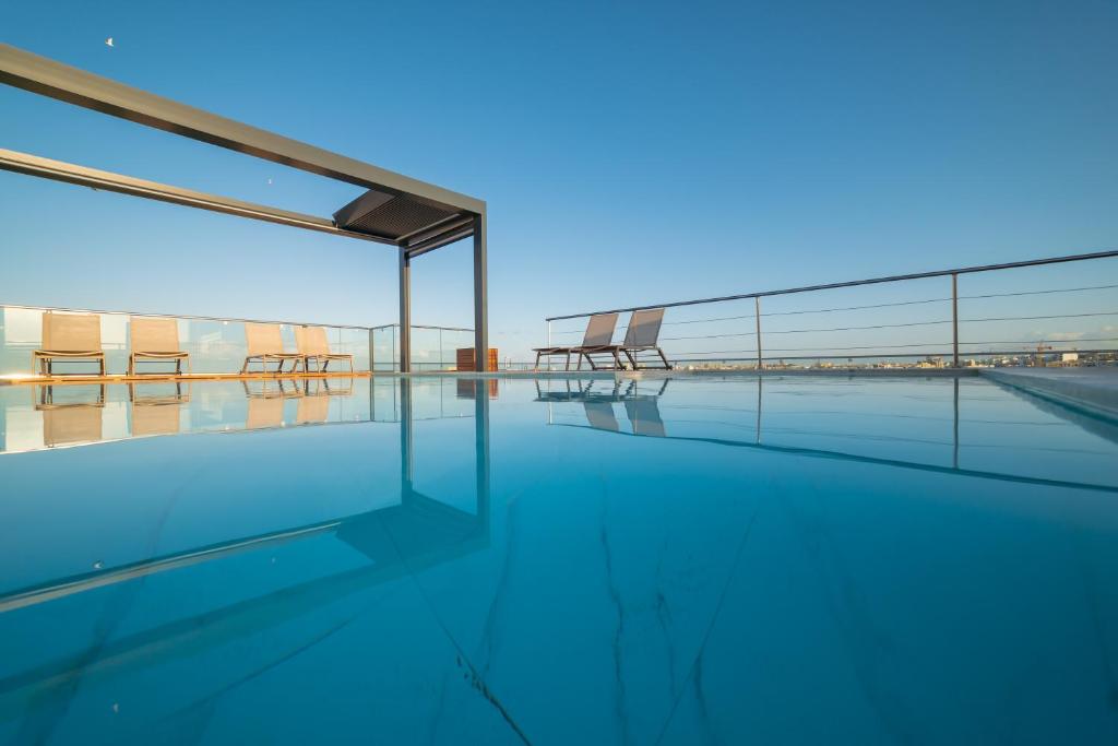 Bazén v ubytování Large Swieqi apartment nebo v jeho okolí