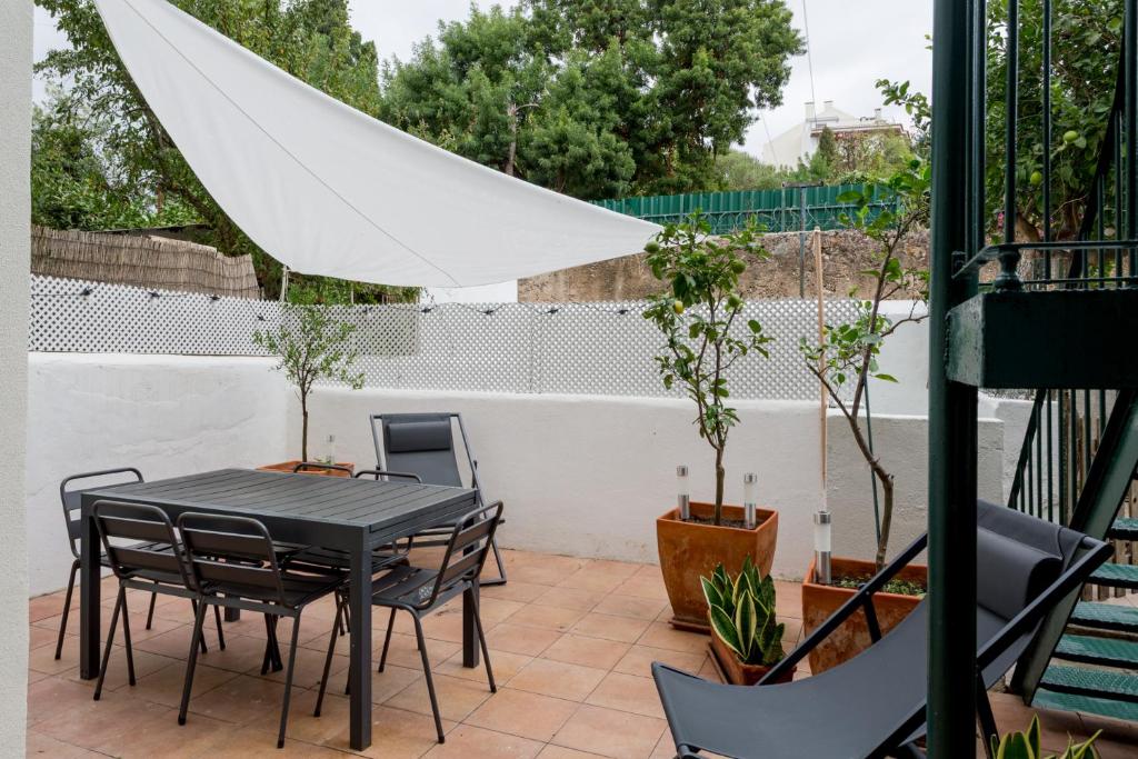 Stylish 2-Bedroom Apartment with Terrace in Alcântara