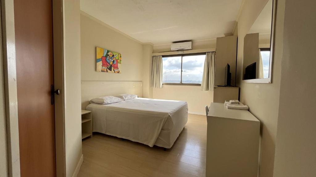 Esteioにあるklein Ville Esteio Brのベッドと窓のある小さな寝室