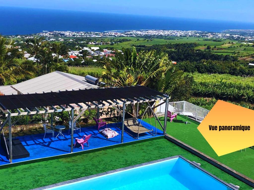 サン・ピエールにあるHôtel Le Soleil Couchantの海の景色を望むヴィラ(スイミングプール付)