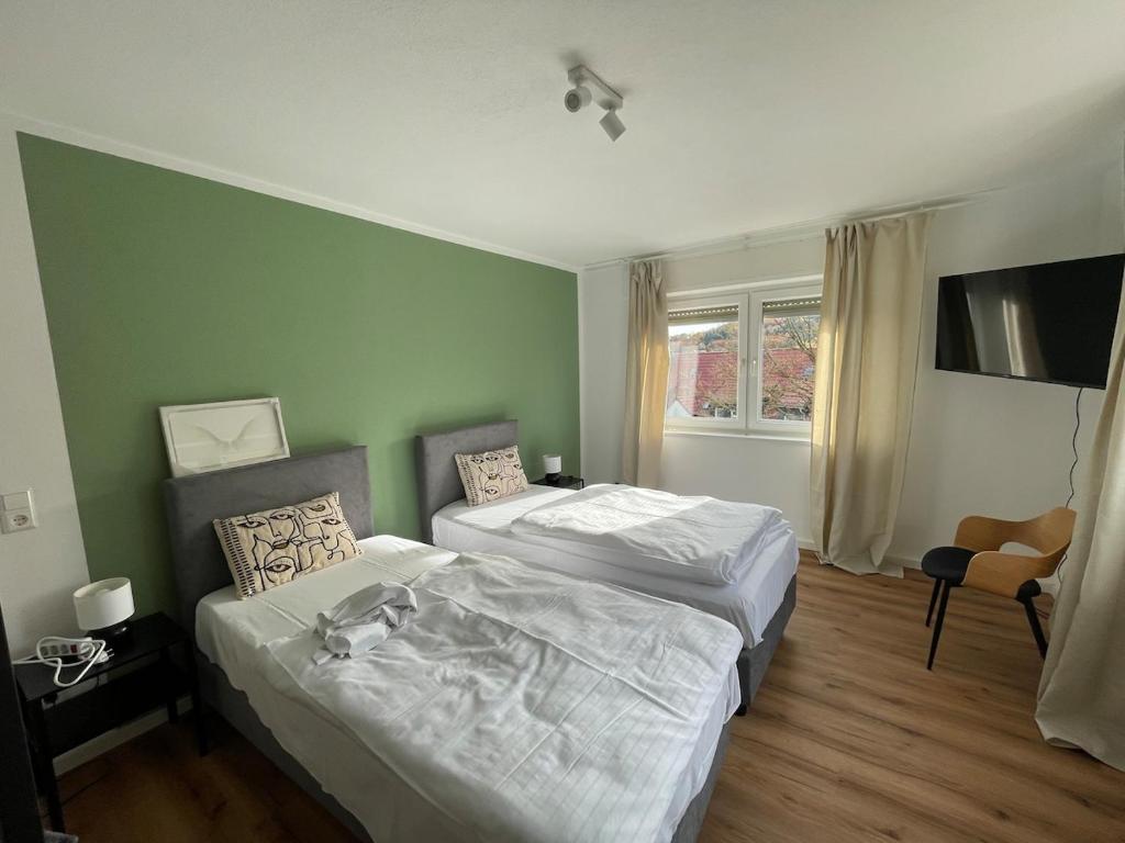 une chambre d'hôtel avec deux lits et une fenêtre dans l'établissement Stilvolles Apartment,3SZ,Einzelbetten,Legoland,Ulmer Münster,bis6P, à Blaustein