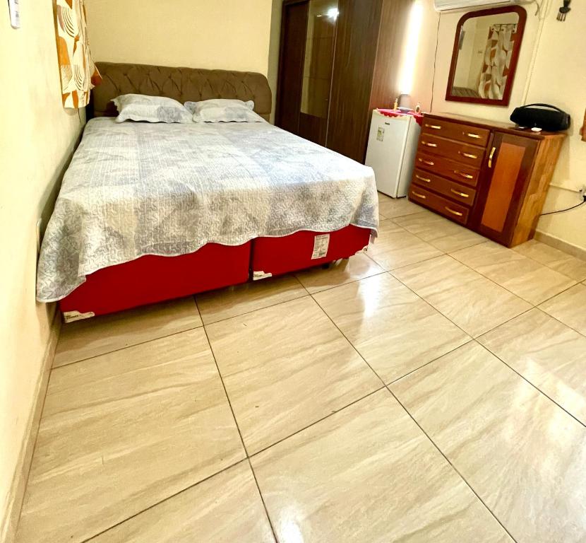 Ένα ή περισσότερα κρεβάτια σε δωμάτιο στο Suite confortável