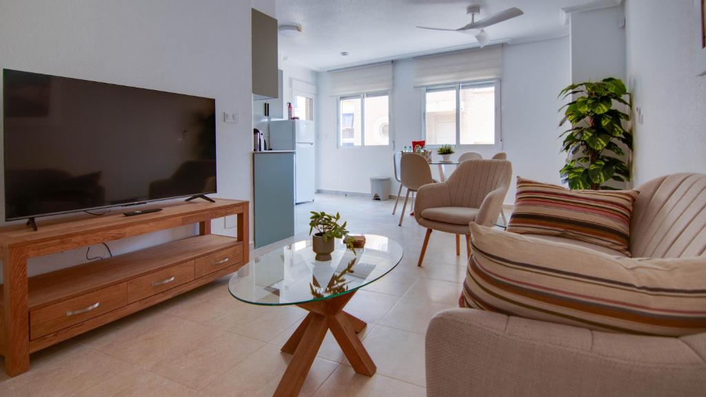 TV a/nebo společenská místnost v ubytování 50m from the sea, Calle San Enrique 3-1