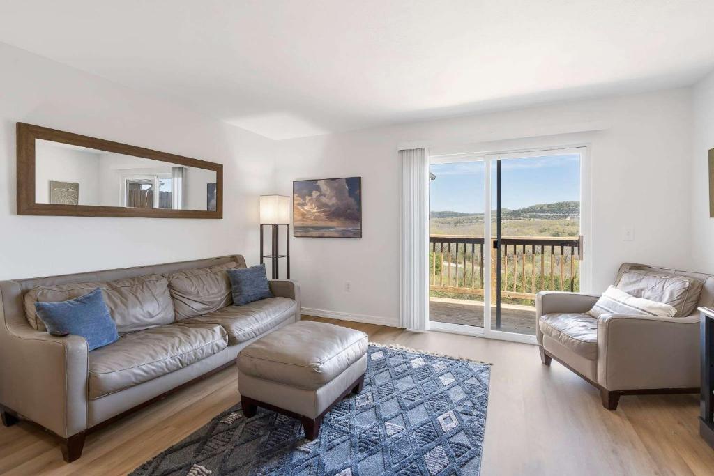 ein Wohnzimmer mit einer Couch und einem Sessel in der Unterkunft Ozark Mountain Overlook - Views in Branson