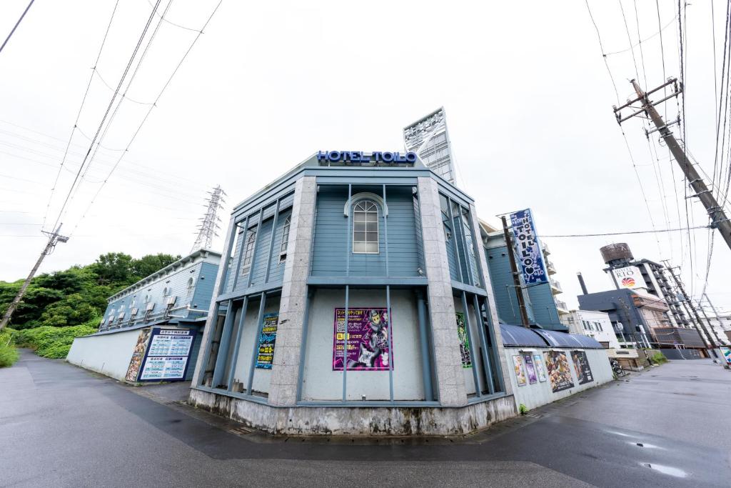 a blue building sitting on the side of a street at Hotel Toiro -Adult Only- CHIBA in Chiba
