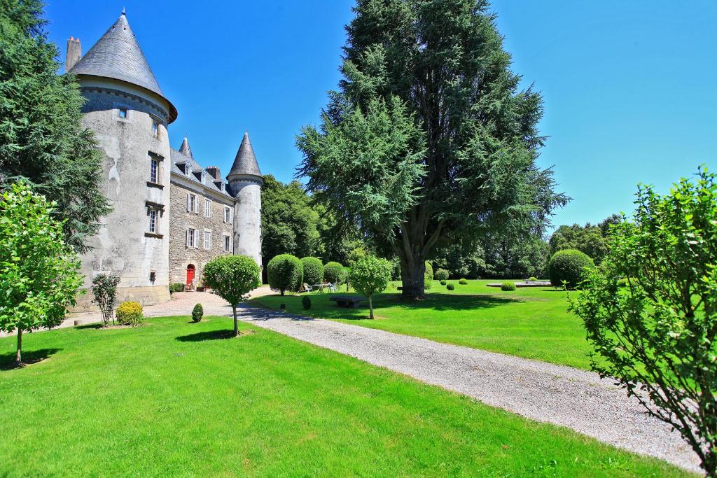 un château sur un champ verdoyant avec un sentier dans l'établissement Hôtellerie de Plein Air Camping Leychoisier, à Bonnac-la-Côte