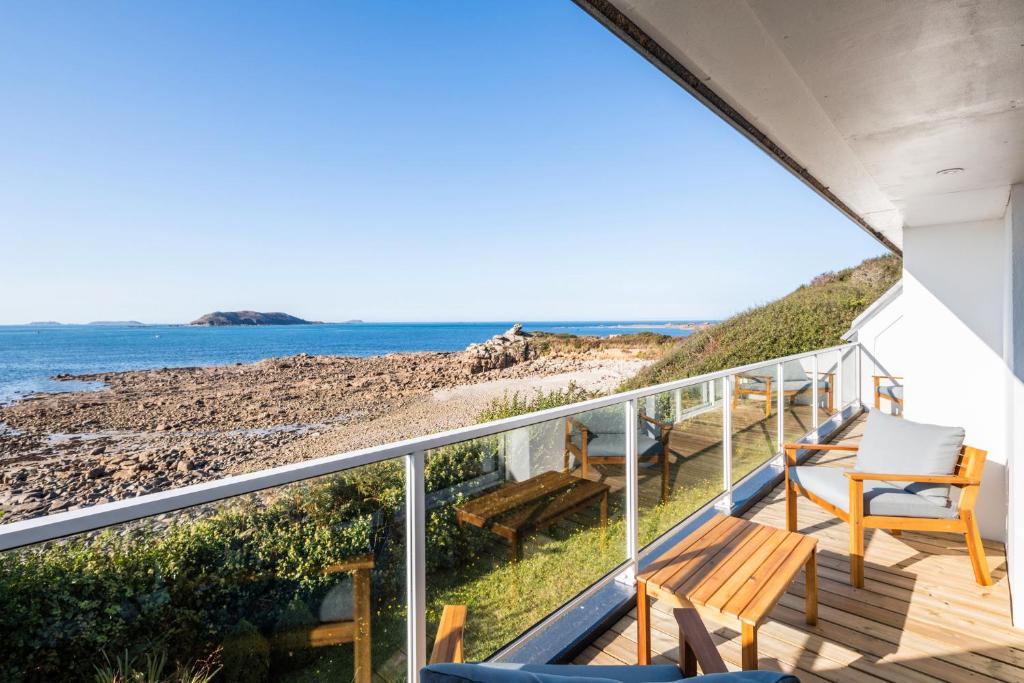 einen Balkon mit Blick auf den Strand in der Unterkunft Logement exceptionnel, sur plage in Trélévern