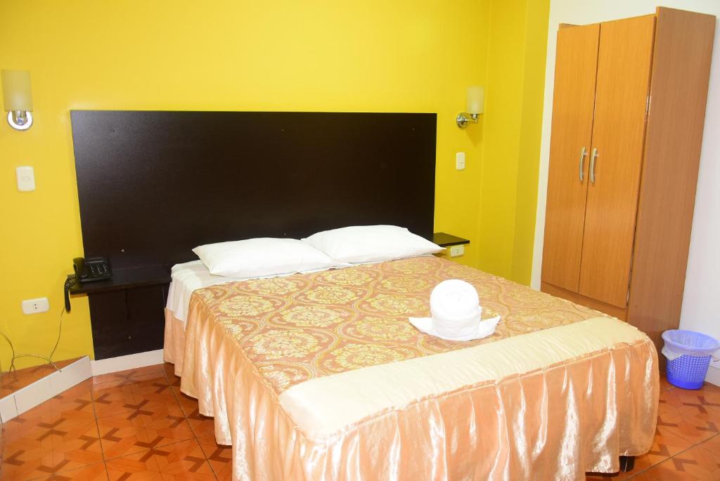 Ένα ή περισσότερα κρεβάτια σε δωμάτιο στο HOSTAL ELIAS tacna -peru