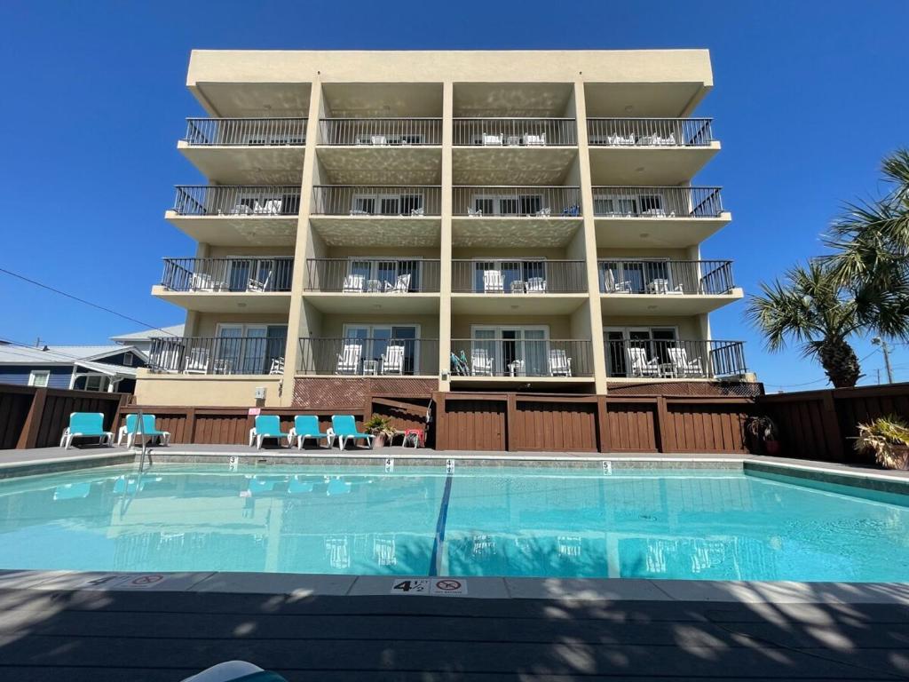 Swimmingpoolen hos eller tæt på Private Wrightsville Beach Retreat - Channel View!