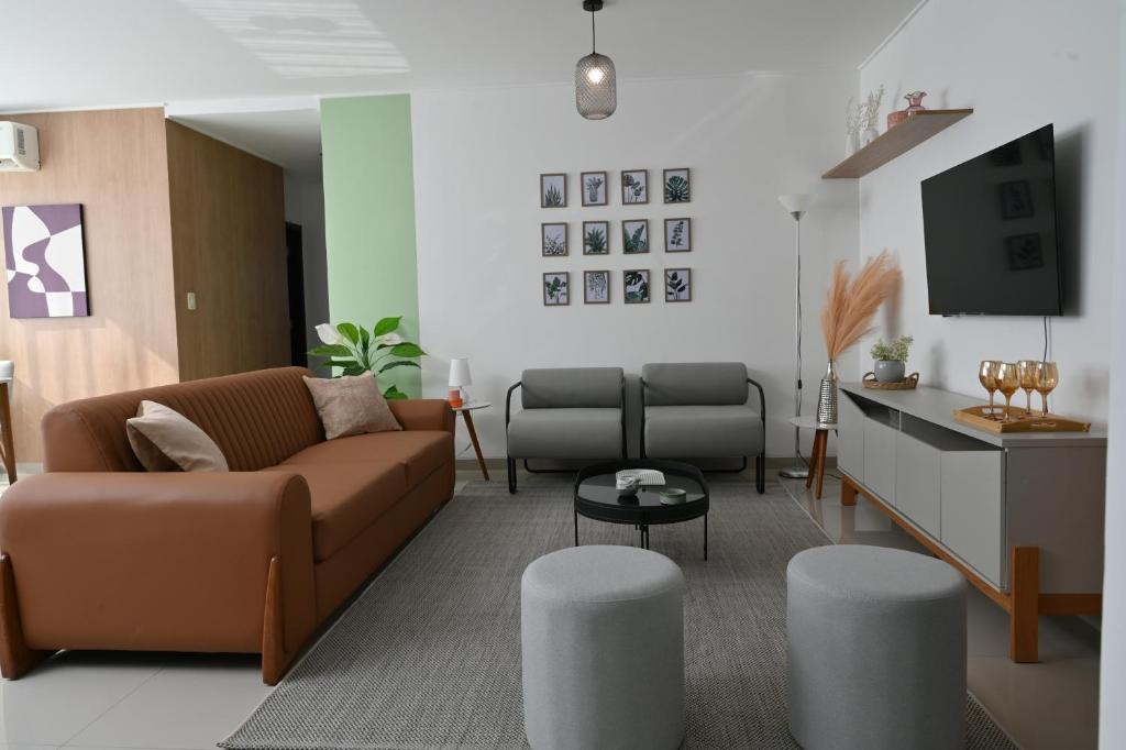 ein Wohnzimmer mit Sofa und Fernseher in der Unterkunft Serenidad Palmas in Santa Cruz de la Sierra